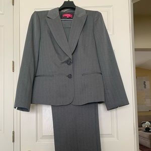Womens size 14 2 pc Nine & Co grey pant suit